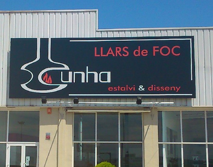 Façana de la botiga Llars de foc Unha al Polígon Industrial Sant Isidre de Sant Fruitós de Bages